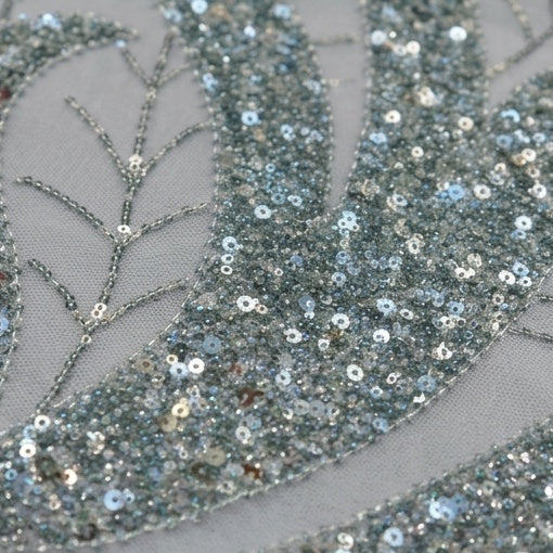 Détail des sequins et perles sur tissu Gris perle