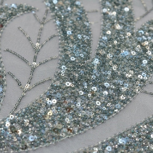Détail des sequins et perles sur tissu Gris perle