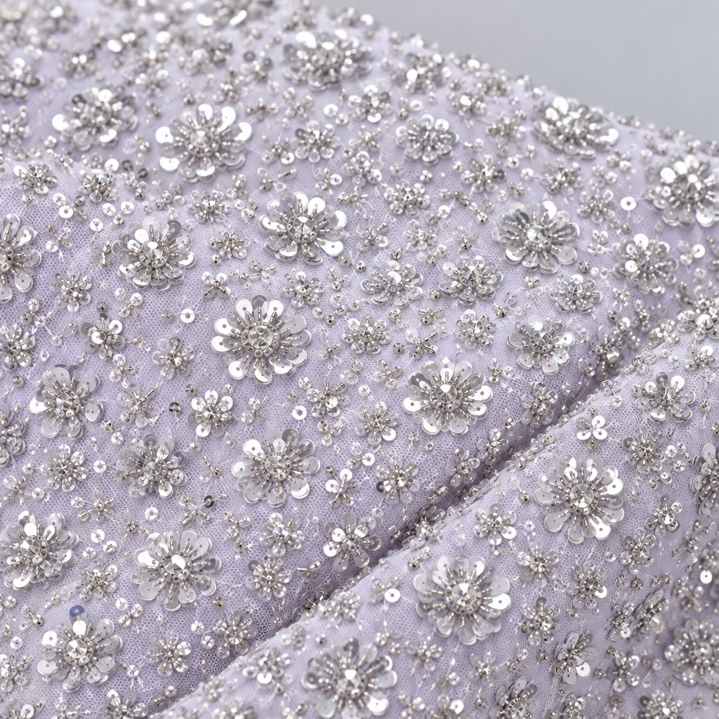 Tissu brodé Elie Saab Lilas pailleté, détail de la broderie