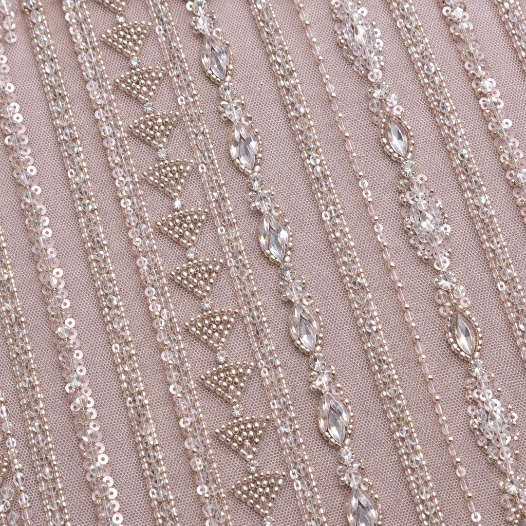 Tissu brodé Elie Saab Vieux rose cristal, détail de la broderie