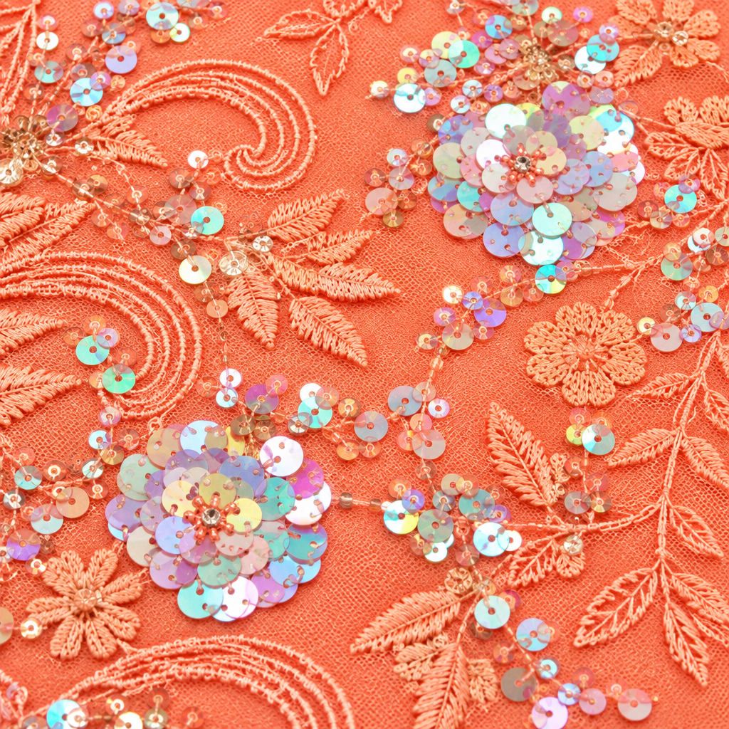 Tissu brodé Elie Saab Corail fleuri, détail de la broderie