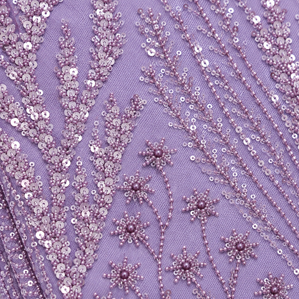 Tissu brodé Elie Saab Mauve fleuri, détail de la broderie