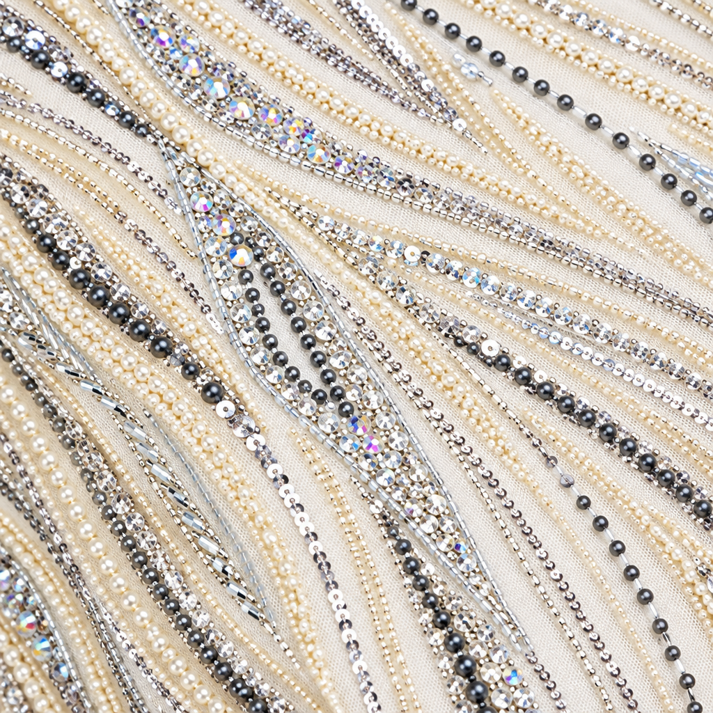 Tissu brodé Elie Saab Nude irisé, détail de la broderie